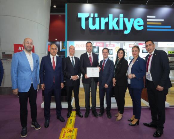 TÜRK FİRMALAR CANTON FUARINDA YENİ İŞ FIRSATLARINA KAPI ARALADI